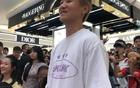 成都蓉城队长韦世豪现身王府井 与数十位球迷近距离互动